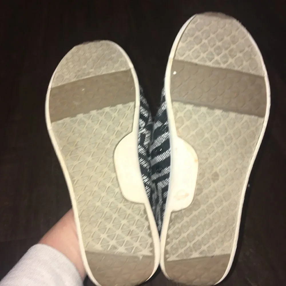 Tom’s 7.5 black and white abstract striped tennis shoes/sneakers